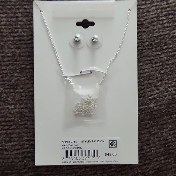 Unwritten "C" initial Necklace - Picture 4 of 4